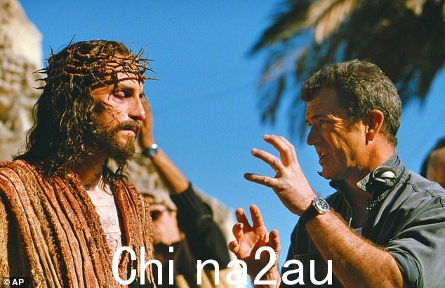指导:根据 Newsmax,吉姆卡维泽将回归耶稣的角色,而梅尔将担任导演(梅尔与吉姆合照为耶稣)