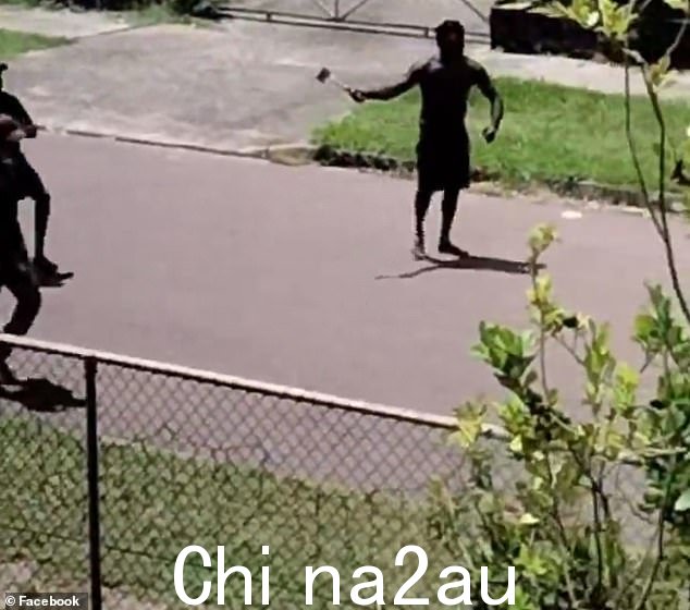 单身妈妈Afrodite Larentzou（如图）拍摄了她外面的恐怖场景home