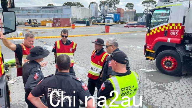 从上午 10 点 30 分左右开始,消防员、科学家和 HAZMAT 专家一直在努力清理。图片:新南威尔士州消防救援队