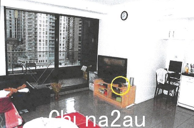 悉尼中央商务区世界广场综合体一室公寓内的照片显示时钟坐在他电视机旁边的柜子上,指向床