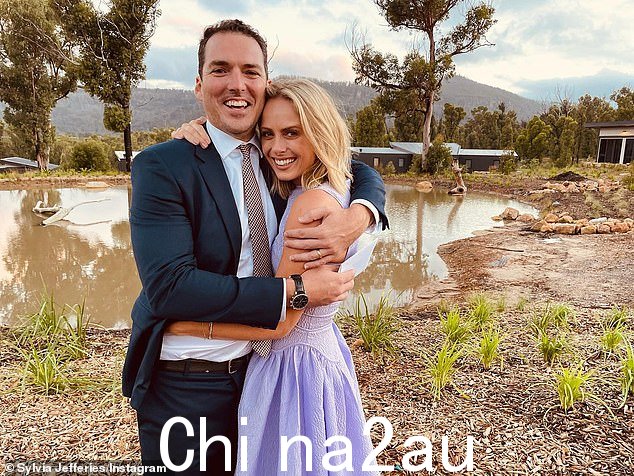 第九频道主持人与媒体名人彼得·斯特凡诺维奇分享她的儿子。这对夫妇于 2017 年结婚,还有一个三岁的大儿子奥斯卡。两人合照