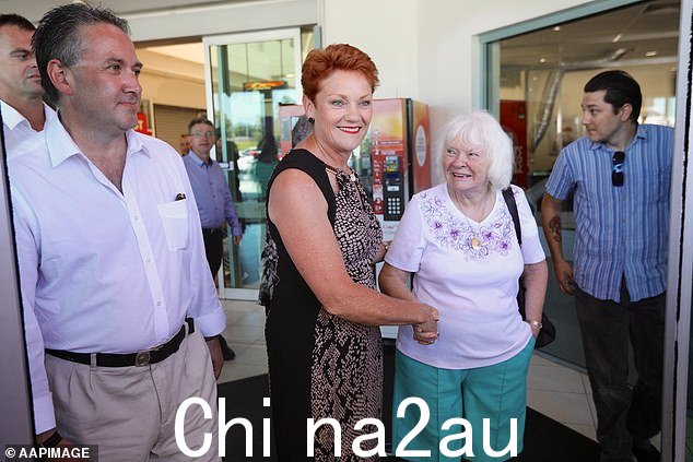 One Nation 领导人 Pauline Hanson(图中左,2017 年在昆士兰州罗克汉普顿市会见支持者)分享了一封信,她说很多人都同意
