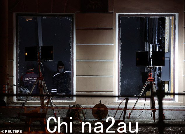 图:周日晚上,调查人员在圣彼得堡的街头小吃店 1 号,此前爆炸损坏了建筑物,显然炸毁了它的窗户