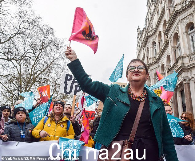 3 月 15 日,NEU 联合秘书长 Mary Bousted 博士带领罢工者在伦敦市中心游行。NEU 今天将透露教师是否会在 4 月底和五月初