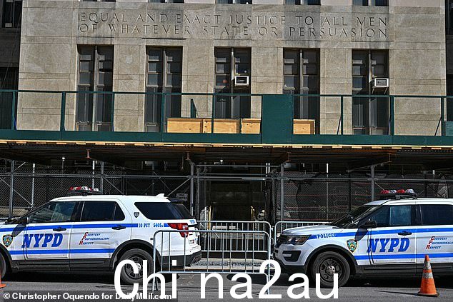 曼哈顿法院外的大门,唐纳德特朗普将于周二被传讯