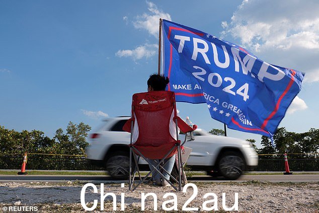 特朗普的支持者周日挥舞着旗帜在棕榈滩的海湖庄园外扎营