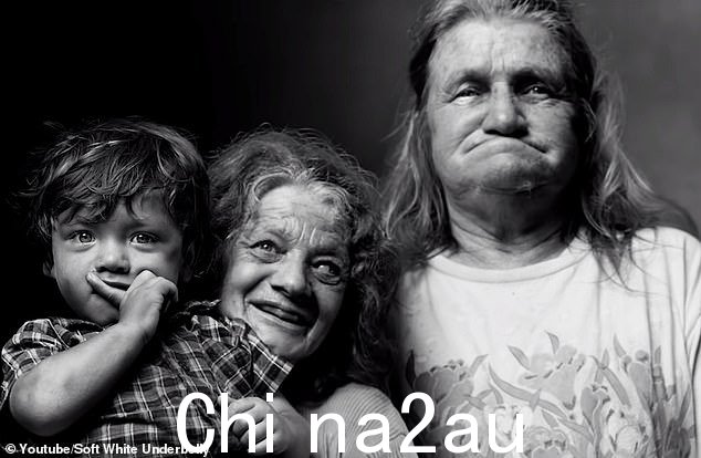 这家人生活在西弗吉尼亚州的奥德,生活条件十分贫困。几个人与狗同住,穿着破旧的衣服
