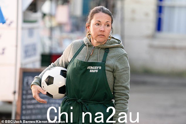 家庭:这位女演员 - 以 BBC One 系列中的 Stacey Slater 角色而闻名 - 与妈妈 Bev 和两个姐妹 Daisy Turner 和 Lily Harvey 合照时精神抖擞
