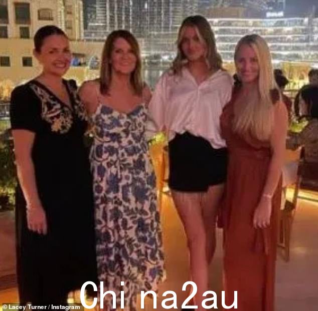 罕见:Lacey Turner 在社交媒体上分享了她罕见的家庭照片,包括她的两个肥皂明星姐妹