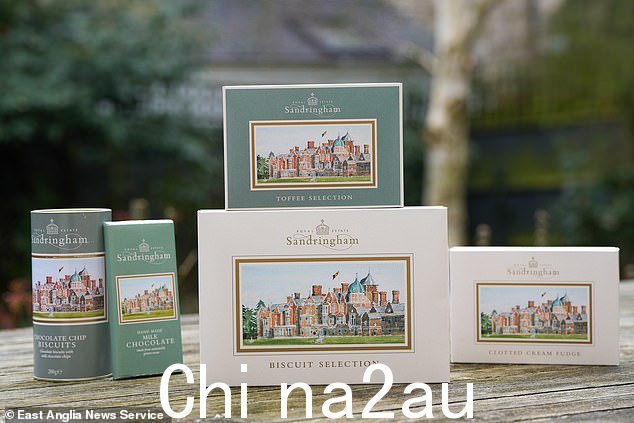 7.99 英镑的饼干选择盒包括迷你巧克力和姜饼饼干,而一盒太妃糖或浓缩奶油软糖售价 4.99 英镑