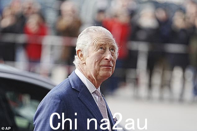 查尔斯至少在 32 年前画了他的桑德灵厄姆之家照片,因为它出现在他的绘画汇编书中。图为:3 月 31 日,国王查理三世在德国柏林的柏林中央车站