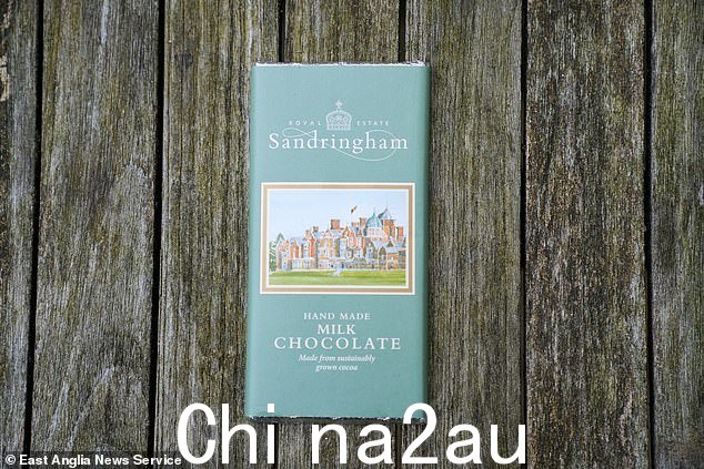 作为君主,他个人拥有 Sandringham,这意味着他可能从礼品店销售中获利