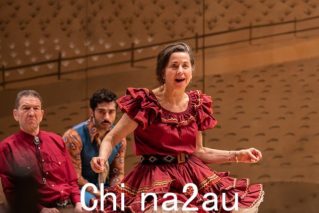 跳舞成功:最好的音乐剧复兴去了俄克拉荷马州,这是对 1943 年 Rodgers & Hammerstein 经典作品的黑暗而俏皮的复述(如图)
