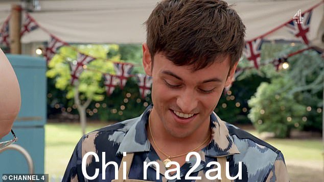 '他知道他在做什么!'当汤姆·戴利 (Tom Daley) 在周日的名人特别节目 Stand Up 2 Cancer 中露面时,伟大的英国烘焙大赛观众疯狂了” class=