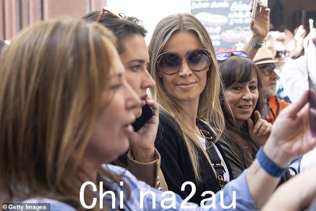 Glam:这位演员穿着传统长袍参加活动,42 岁的漂亮女友 Nicole Kimpel(右二)也加入了他的行列