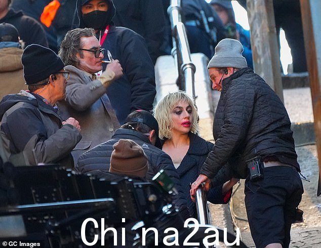 登记:有人看到 Gaga 在摔倒后伸出手让船员站起来