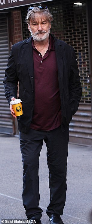 独自漫步:Alec Baldwin 在庆祝与妻子 Hilaria Baldwin 的关系里程碑后周末在纽约外出