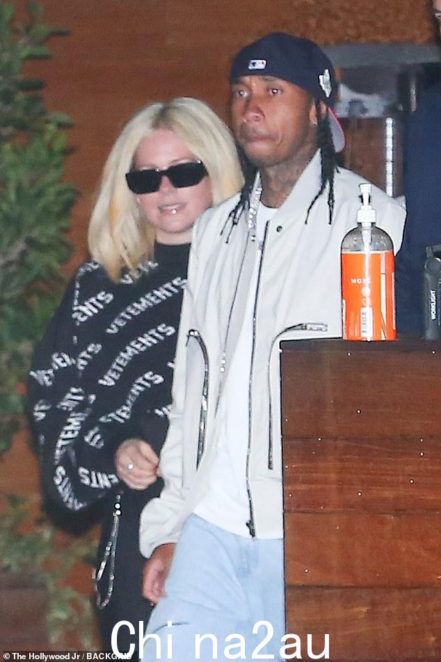 最新消息:38 岁的 Avril Lavigne 和 33 岁的 Tyga 被拍到周日在南加州高端餐厅 Soho House Malibu 吃东西