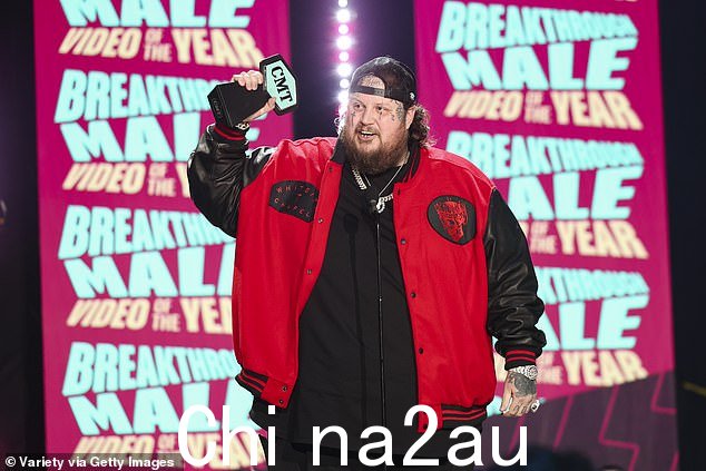 Jelly Roll 是谁?38 岁的 Jelly Roll 在 2023 年 CMT 大奖中赢得了年度最佳男性视频、年度男性突破视频和年度数字第一表演