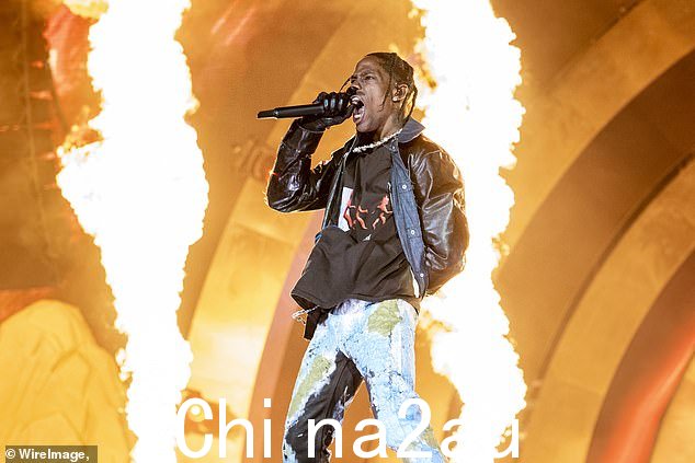 现实生活中的恐怖:特拉维斯在他的 2021 年 Astroworld 音乐会上仍然面临着 10 人死亡的多起诉讼