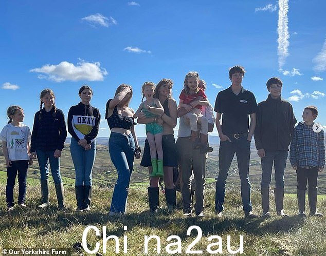 家庭:在新的采访中,48 岁的约克郡牧羊女谈到了她作为九个孩子的母亲所面临的“不同挑战”,同时还讨论了她的新个展“农场生活”课程=