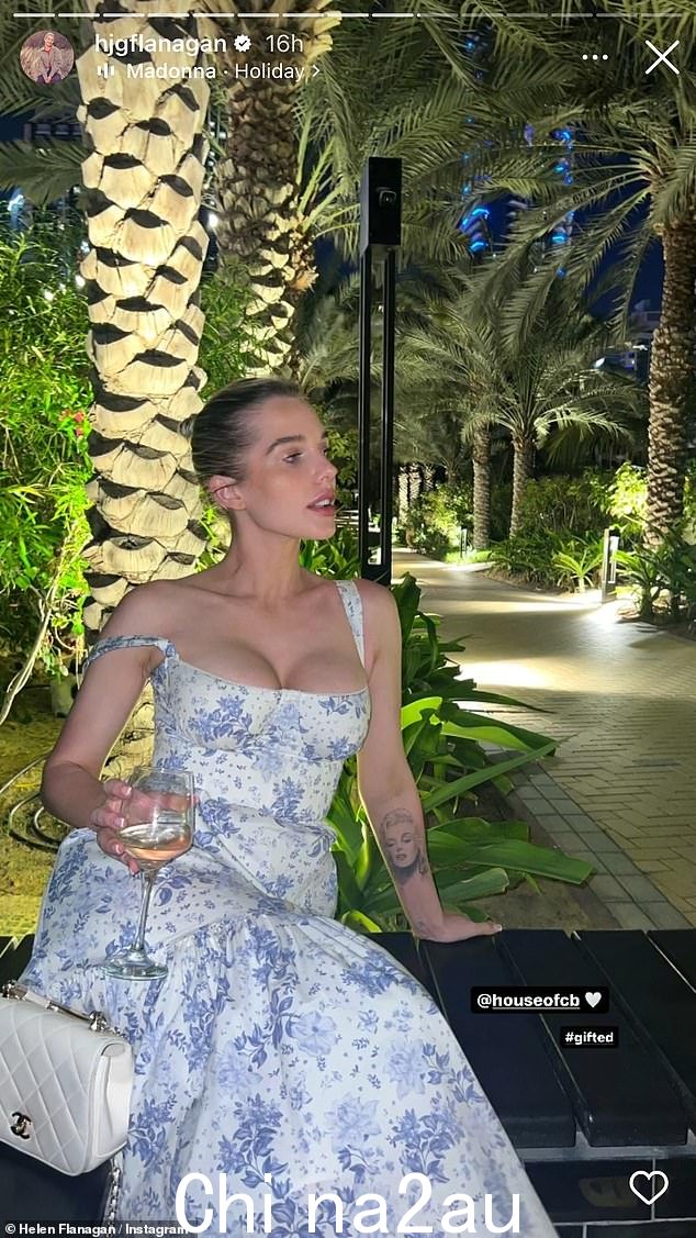 丰满:另一张假日照片展示了她的晚装造型,她穿着一件蓝白相间的连衣裙,突出了她丰满的乳沟