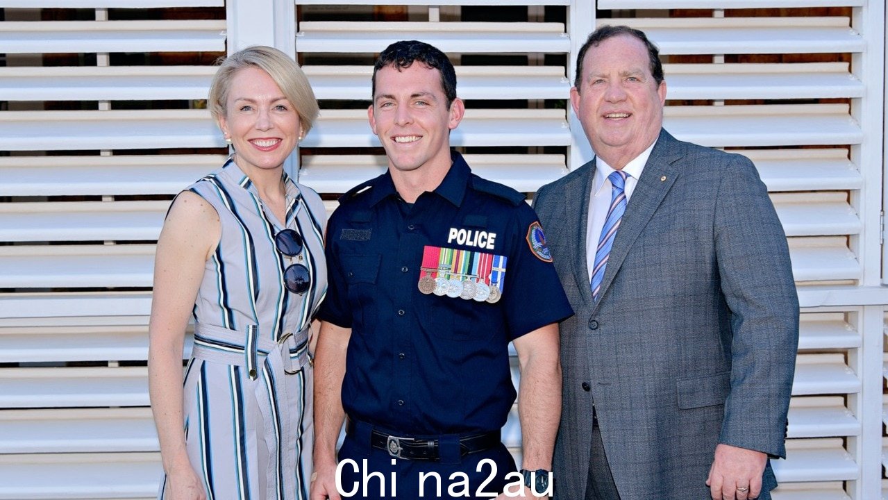 '小仇杀'反对 Zachary Rolfe 应该停止并且警察局长查尔克‘必须走’” /><p>菲诺基亚罗女士发表上述评论之前,菲尔斯女士在接受 ABC 电台采访时再次拒绝回答有关查尔克先生未来的问题。</p><p>“警察局长正在休假,副局长迈克尔·墨菲 (Michael Murphy) 正在采取行动,”菲尔斯女士说。</p><p>“警方已获悉此事。”</p><p>一天前,菲尔斯女士曾 11 次拒绝回答记者的问题' 询问她是否仍然对乔克先生有信心。</p><p>距离澳大利亚天空新闻首次报道北领地政府要求乔克先生辞职已经三天多了。他没有回应评论请求。</p><p>警察协会主席 Paul McCue 说他的成员希望 Chalker 先生离开。</p><img class=