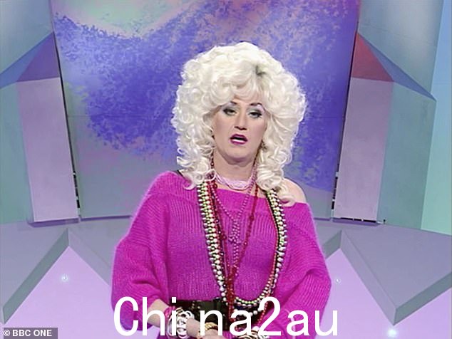Throwback:Harry 在节目中提到 Lily Savage,Paul 的变装表演者
