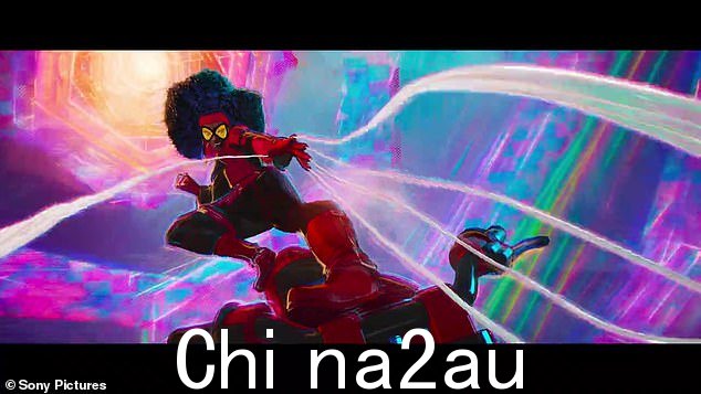 新面孔:我们简要介绍了其他蜘蛛人,包括蜘蛛朋克(丹尼尔卡卢亚配音)和杰西卡德鲁版的蜘蛛女(伊萨雷配音)