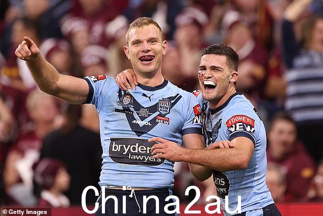 Phil Gould 说如果 Nathan Cleary 最终转投橄榄球联盟,他会飞向月球(右图是 2021 年 State of Origin 系列赛中与 Blues 队友 Tom Trbojevic 的合照)