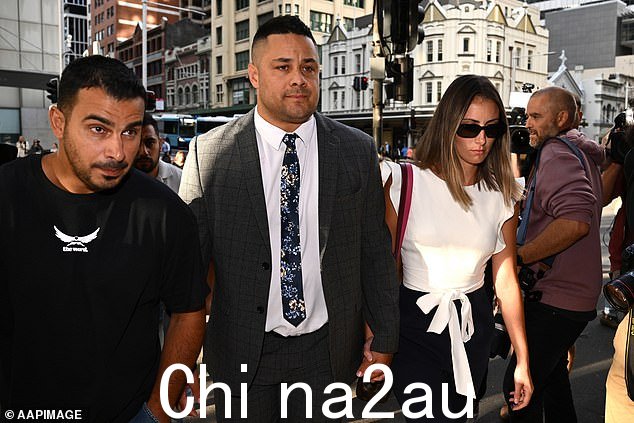 Hayne 在纽卡斯尔度过了一个雄鹿周末后,刚刚支付了 550 美元的出租车送他去悉尼,当时他决定绕道去见一个他一直在聊天的女人