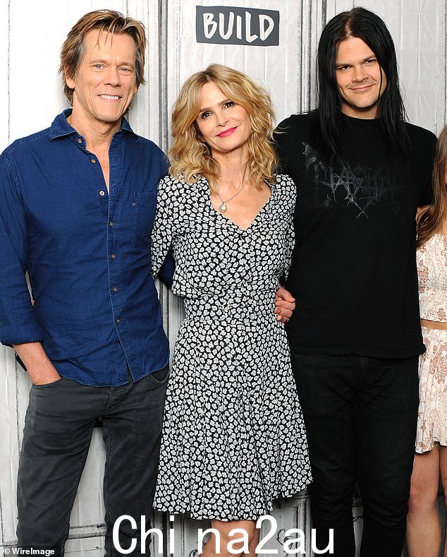 他著名的家族:他是 Travis Bacon,Kevin Bacon 和 Kyra Sedgwick 的儿子。这是 2017 年他和他的家人在一起的照片