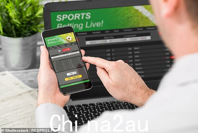 澳大利亚在线赌徒中问题赌博的发生率是玩扑克机的人的三倍(如图,一名男子在线下注的图片)
