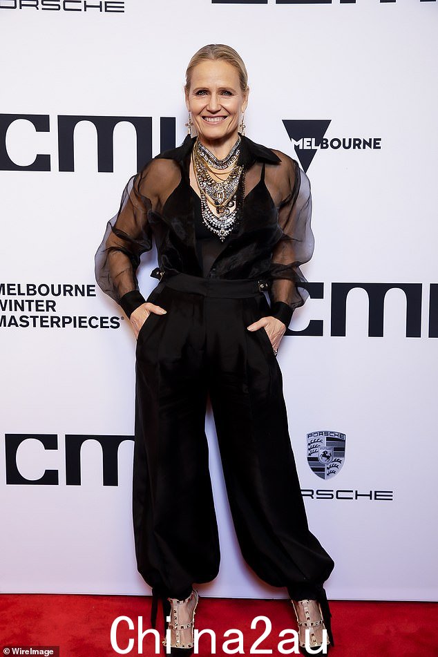 Shaynna Blaze,60 岁,(如图)在星光熠熠的夜晚以前卫别致的造型摇摆不定,也散发出年轻的光芒