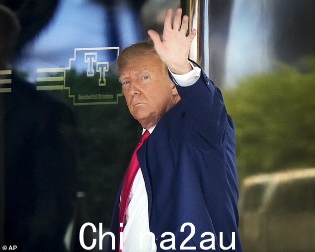 美国前总统唐纳德特朗普在周二的传讯听证会之前于周一抵达他同名的特朗普大厦(上图)