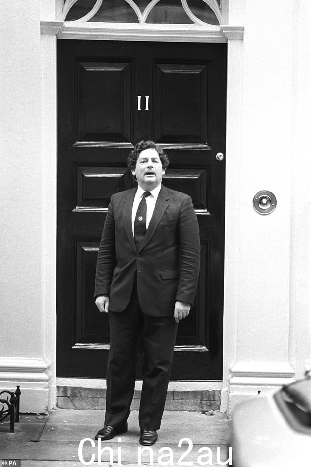 Nigel Lawson 摄于 1984 年 11 月在唐宁街 11 号外,当时他正在下议院发表秋季经济声明