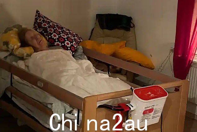 她的家人说他们没有更新她的护照,因为她卧床不起,不能再旅行。照片中普尔夫人躺在瑞典疗养院的床上