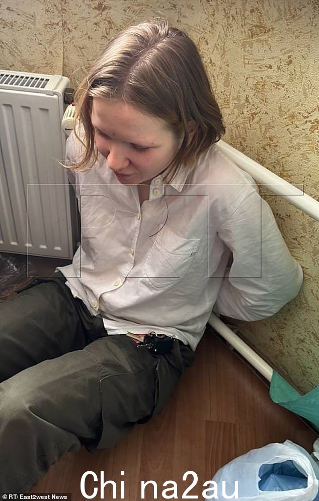 Daria Trepova,26 岁,在被俄罗斯调查人员就塔塔尔斯基遇刺案接受审问时,双手被锁在散热器上被拍到