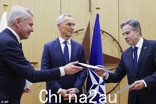 芬兰外交部长佩卡·哈维斯托(左)在布鲁塞尔北约总部向美国国务卿安东尼·布林肯(右)移交一份正式文件,完成了加入程序。中:北约秘书长 Jens Stoltenberg