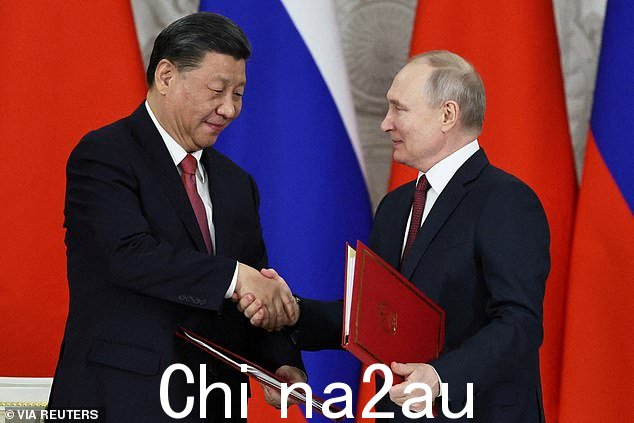 弗拉基米尔普京与中国国家主席习近平上个月在莫斯科克里姆林宫会谈后的签字仪式上握手
