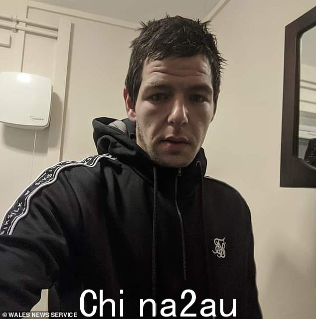 Lola 的继父,31 岁的 Kyle Bevan(如图)在搬到彭布罗克郡 Haverfordwest 与家人同住几个月后否认谋杀了这个年轻人