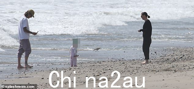 海滩日:一家人在沙滩上穿着得体休闲