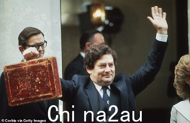 Nigel Lawson 在 1984 年预算日在唐宁街 11 号外高举预算箱