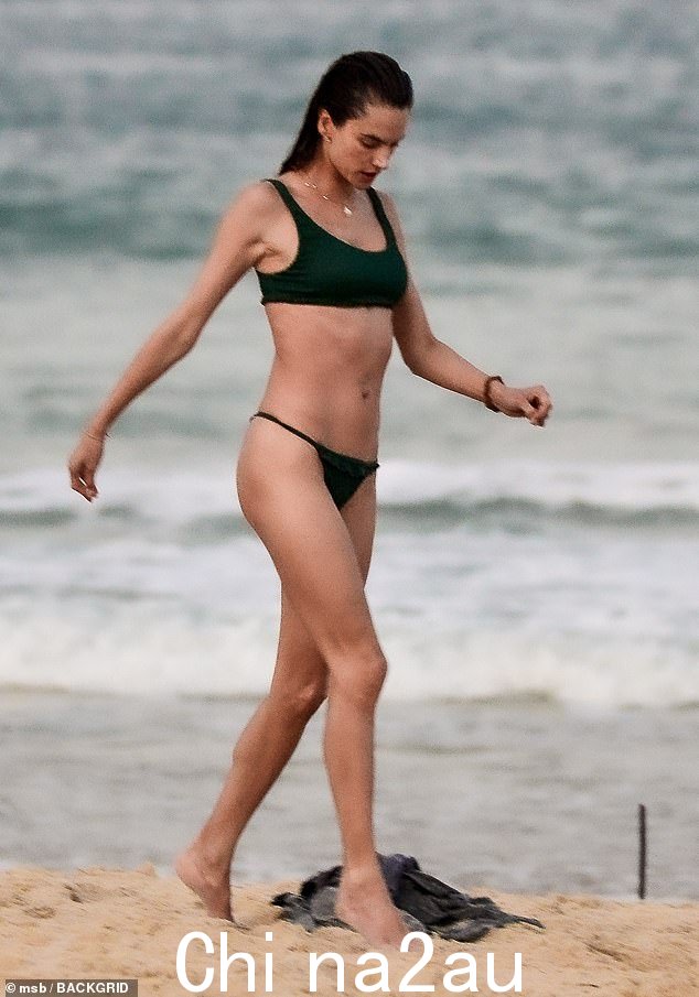 愿景:Alessandra Ambrosio 星期一在巴西弗洛里亚诺波利斯的海滩上看到的景象