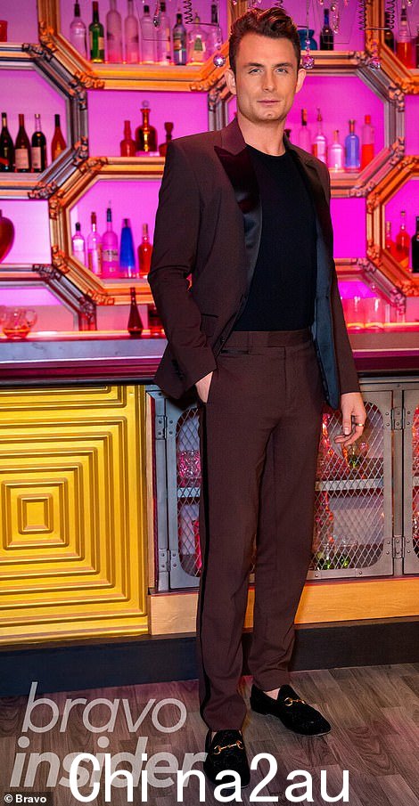 Dapper:James Kennedy 穿着定制西装和 Gucci 乐福鞋