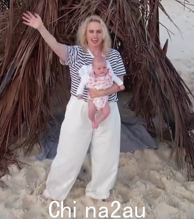 Rebel Wilson 在与未婚妻 Ramona Agruma 的浪漫之旅中分享甜蜜的照片和视频时,Rebel Wilson 终于公开了她女儿 Royce 的脸