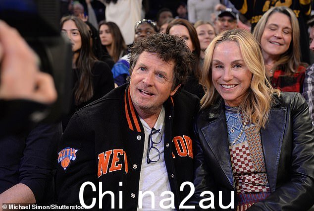 休息日:Michael J. Fox 和他的妻子 Tracy Pollan 兴高采烈地观看纽约尼克斯队的篮球比赛