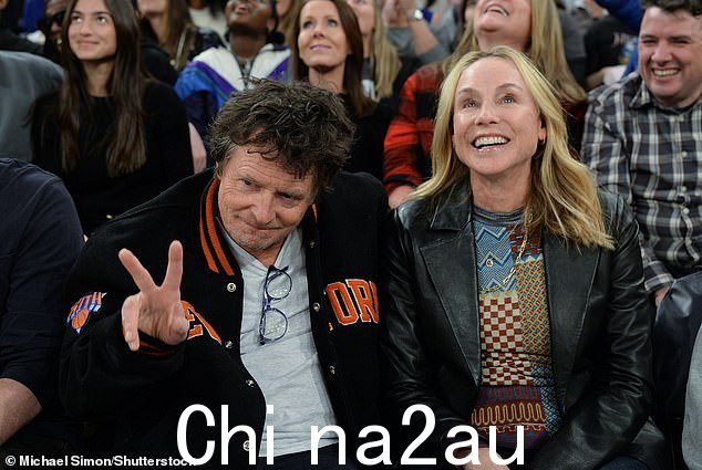 球场一侧:这对夫妇坐在球场一侧为纽约队加油