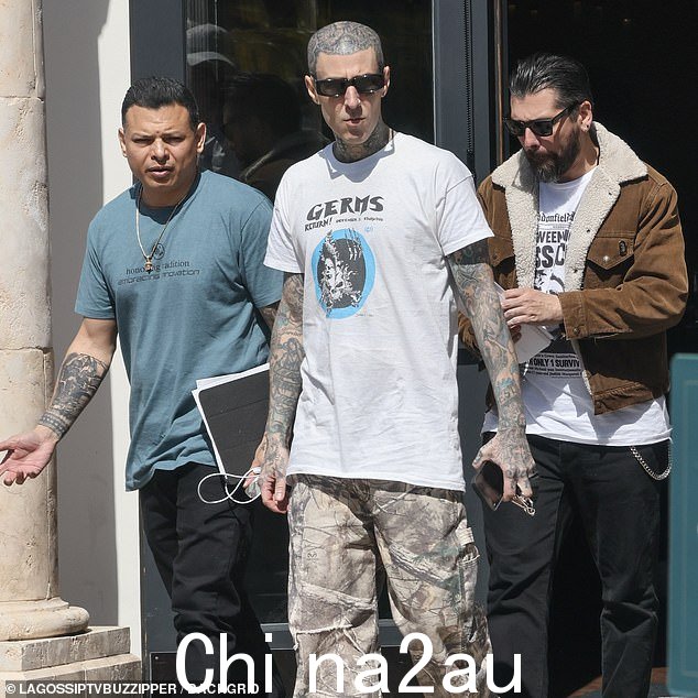 大爱!在个人生活方面,特拉维斯即将与妻子考特尼·卡戴珊庆祝结婚一周年