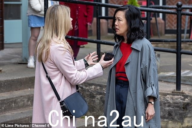 尴尬:后来,当黛安在村里与荣誉对峙时,事情变得紧张起来。当被逼到极限时,Honor 很快通知她的丈夫她要离开他